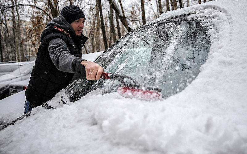 Почему опасно чистить машину от снега щеткой — AvtoBlog.ua