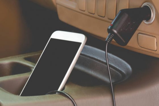 Можно ли включать зарядки смартфона в гнездо прикуривателя в автомобиле — AvtoBlog.ua