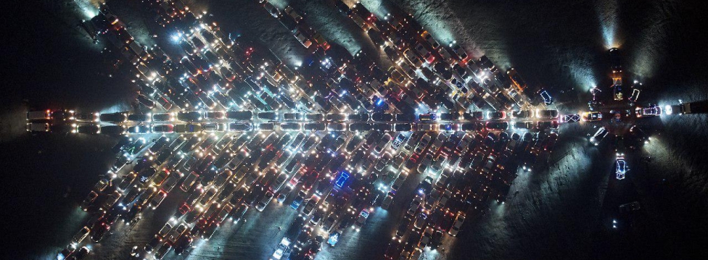 Харьковские автомобилисты сотворили рекордную елку из машин