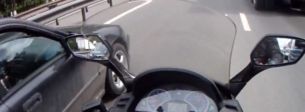 Видео дня: водитель «очень не вовремя» открыл дверь автомобиля