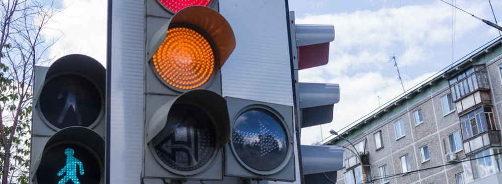 На украинских дорогах появятся новые светофоры: что они будут регулировать