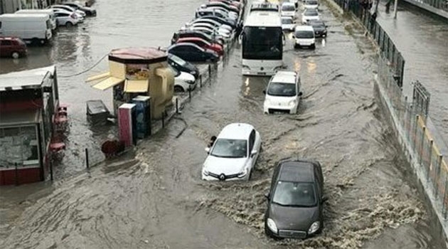 Наводнение в Турции уничтожило сотни автомобилей