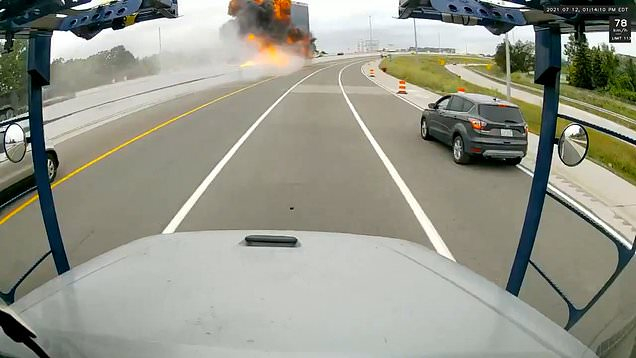 Видео ужасающего ДТП: бензовоз загорелся прямо посреди дороги