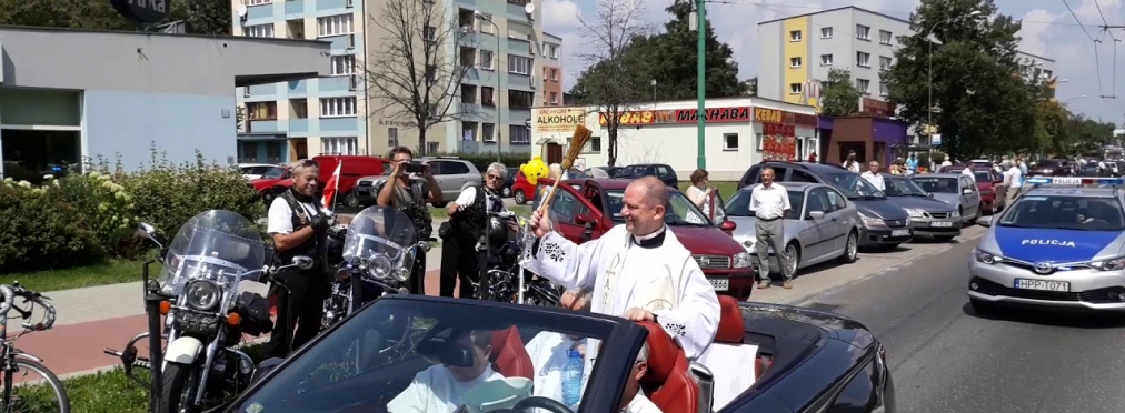 Священник благословлял паству с кабриолета BMW