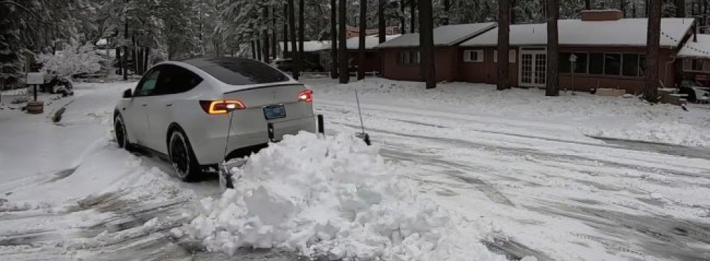 Tesla Model Y и снежный холм: кто кого (видео)