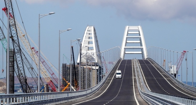 Крымский мост «наказал» любительниц делать селфи за рулем
