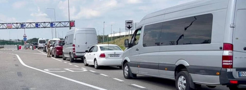 На границе с Польшей временно приостановили пропуск транспорта в обе стороны: названа причина