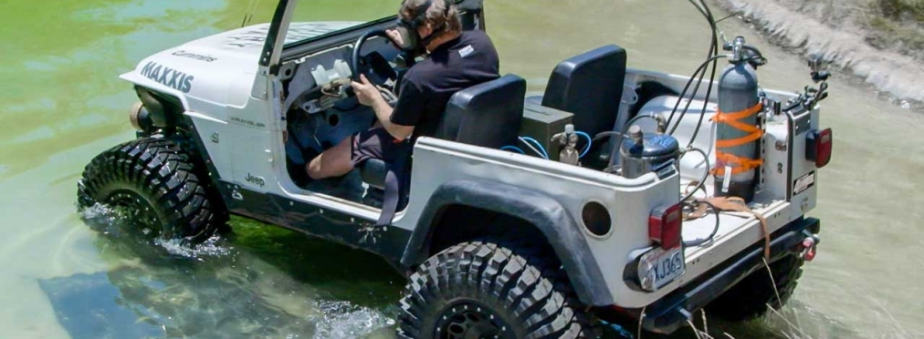 Jeep ездит по дну водоема глубиной 3,6 м