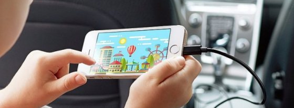 Почему опасно заряжать смартфон в автомобиле — AvtoBlog.ua