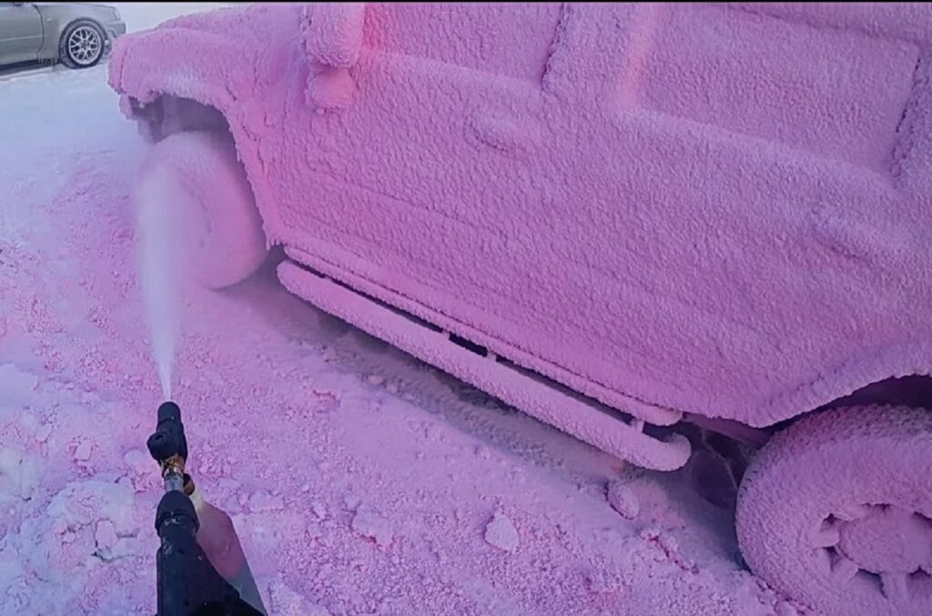 Блогер показал, что будет если помыть машину в 40-градусный мороз (видео) 1