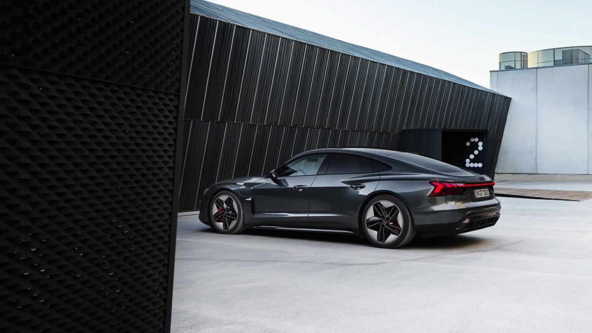 Audi официально представила электроседан e-tron GT 1