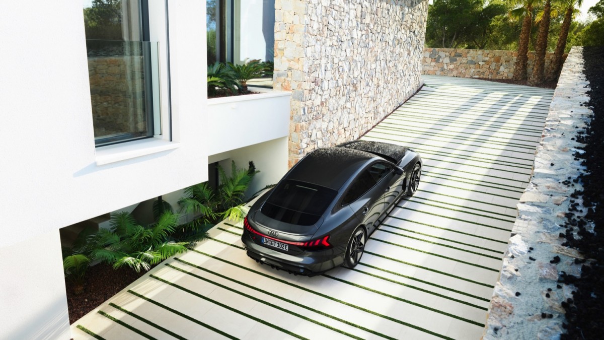 Audi официально представила электроседан e-tron GT 2
