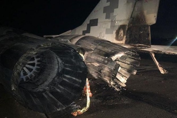 В городе Васильков «евробляха» столкнулась с военным самолетом 4
