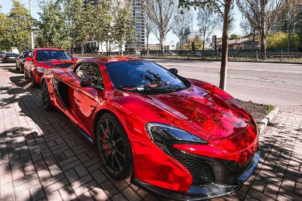 В Украине заметили яркий и мощный суперкар McLaren 1
