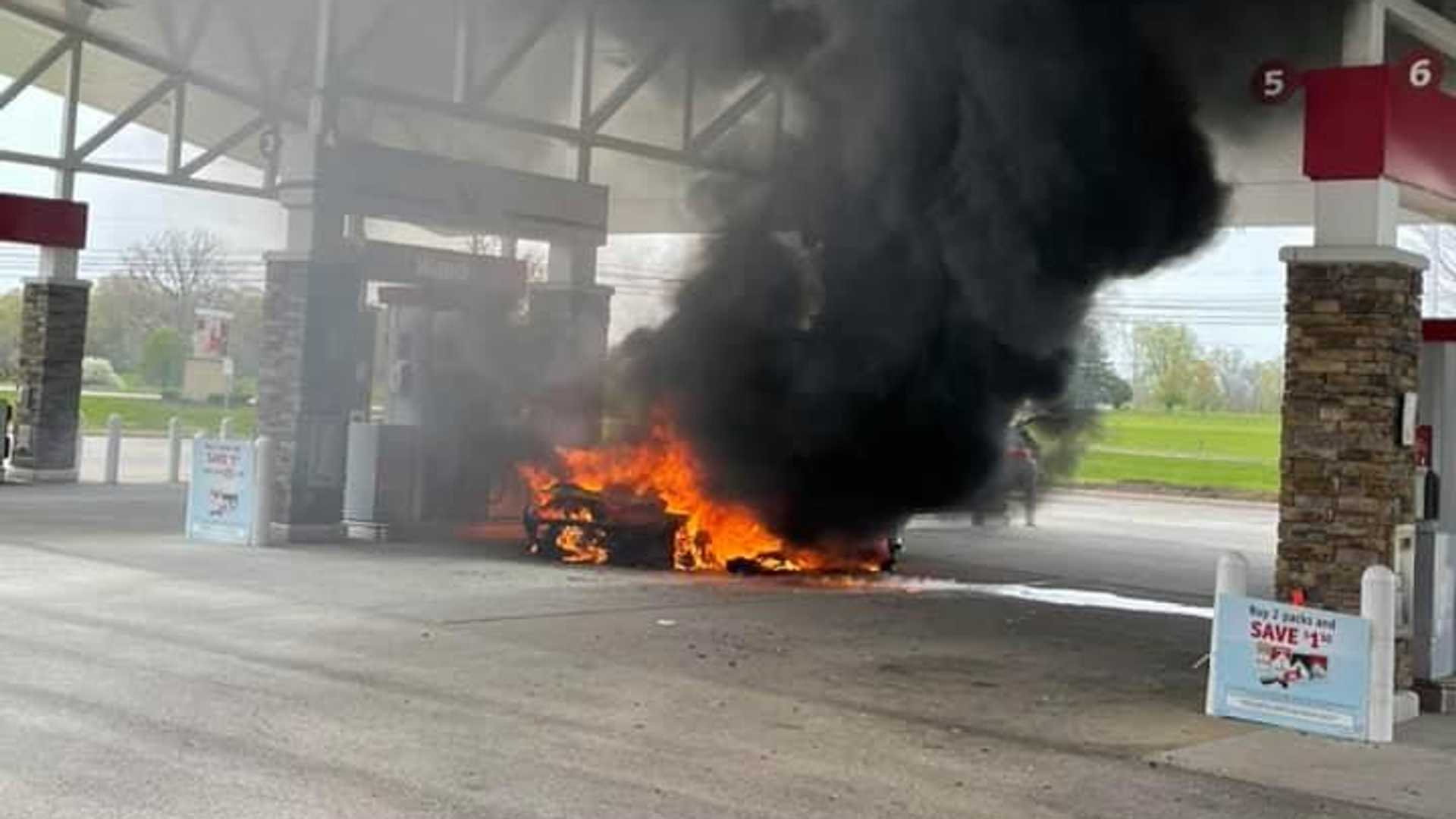 Лимитириванный суперкар  McLaren выгорел дотла на АЗС - эффектные фото 3