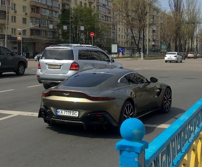 В Украине заметили крутой кортеж на суперкарах 2