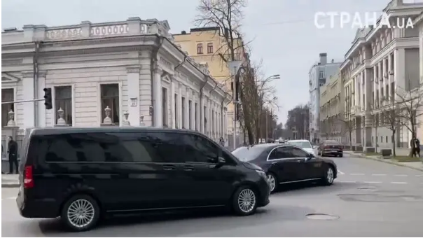 В сети показали видео, как ездит кортеж Зеленского 1