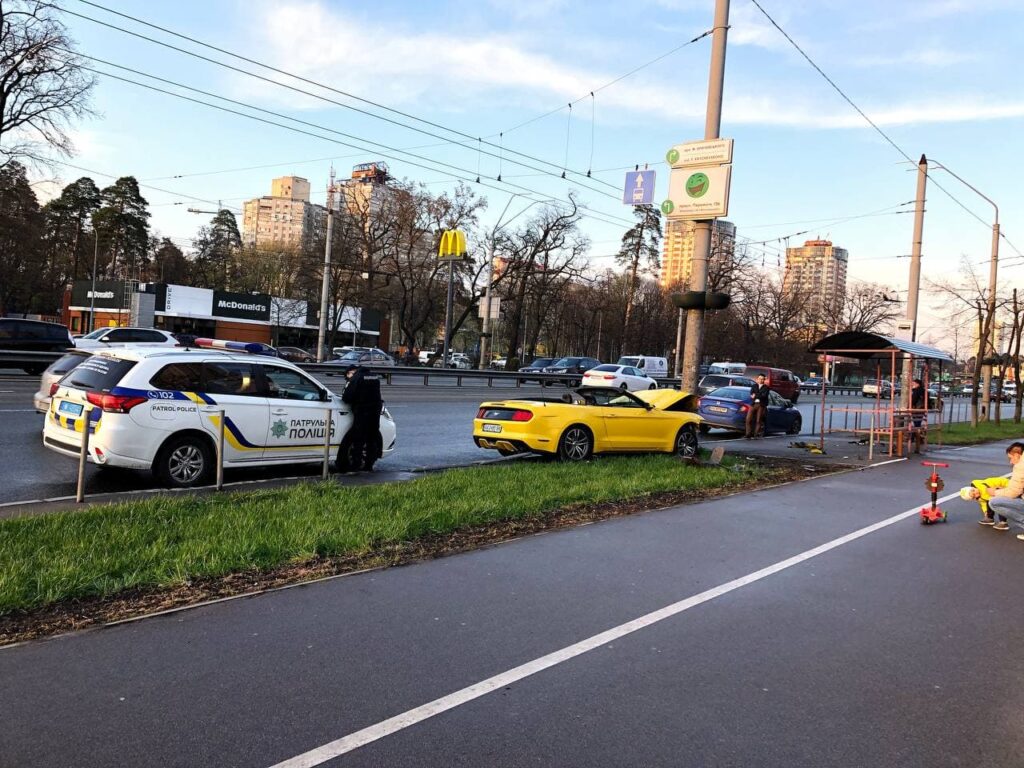 В Украине разбили 290-сильный Ford Mustang кабриолет 2