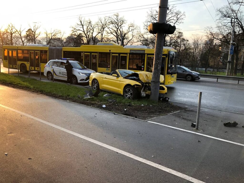 В Украине разбили 290-сильный Ford Mustang кабриолет 1