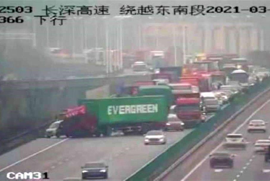 Теперь и на суше: фура с надписью Evergreen заблокировала движение в Китае 1