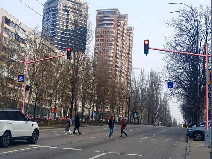 В Украине начали устанавливать светофоры со световыми консолями (фото) 1