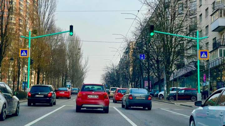 В Украине начали устанавливать светофоры со световыми консолями (фото) 2