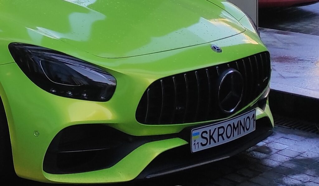 В Киеве засняли нескромный Mercedes со скромным номером 2