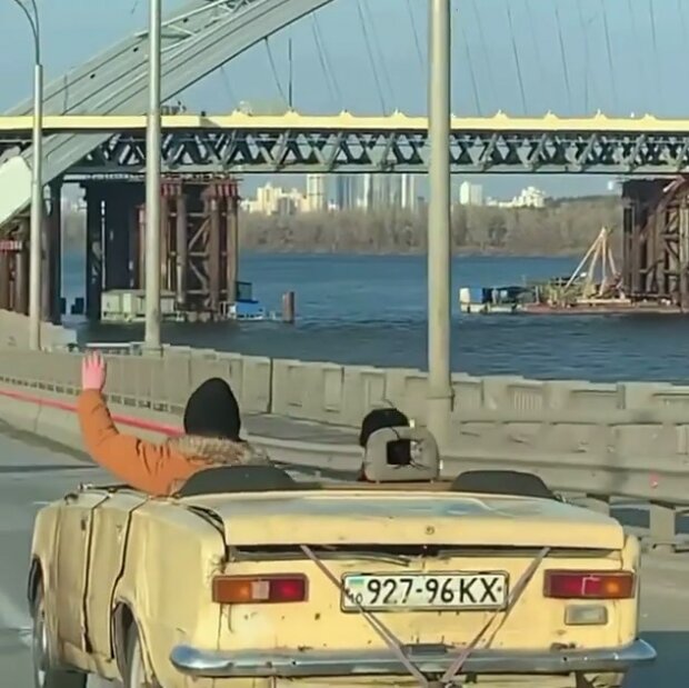 В Украине заметили самодельный кабриолет ВАЗ 1