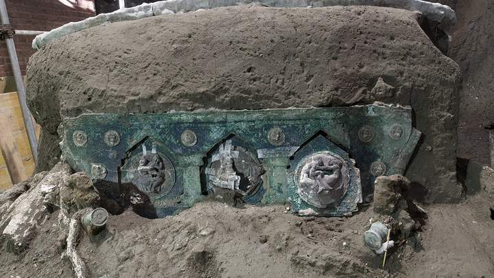 Археологи нашли старейший четырехколесный транспорт времен Помпеи (фото, видео) 2