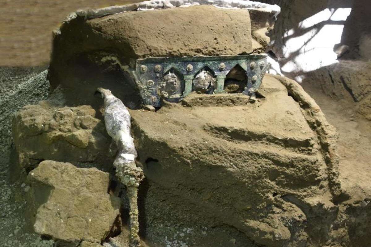 Археологи нашли старейший четырехколесный транспорт времен Помпеи (фото, видео) 1