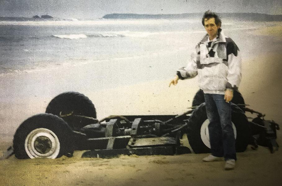 Затонул 30 лет назад: старый Land Rover Defender показался из песка 1