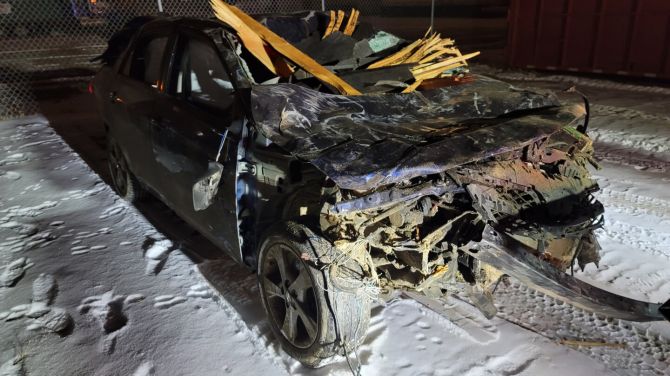 Водитель Toyota Corolla на скорости 185 км/ч. не вписался в поворот, и оказался на крыше дома 2