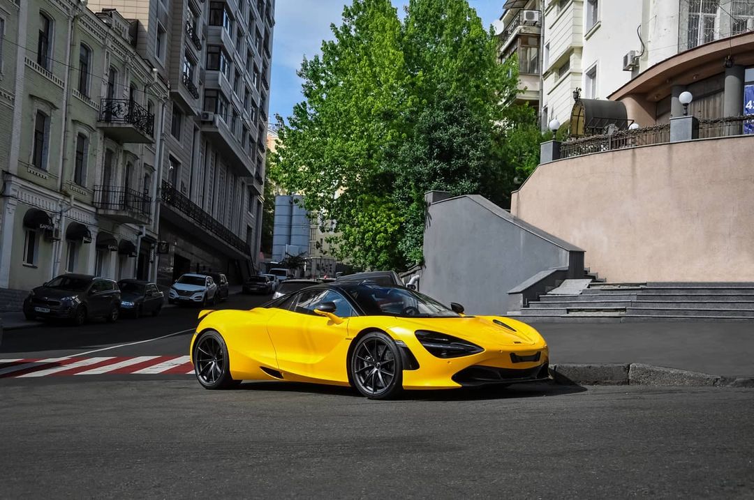 В Киеве заметили желтый McLaren - один из самых дорогих в Украине 1