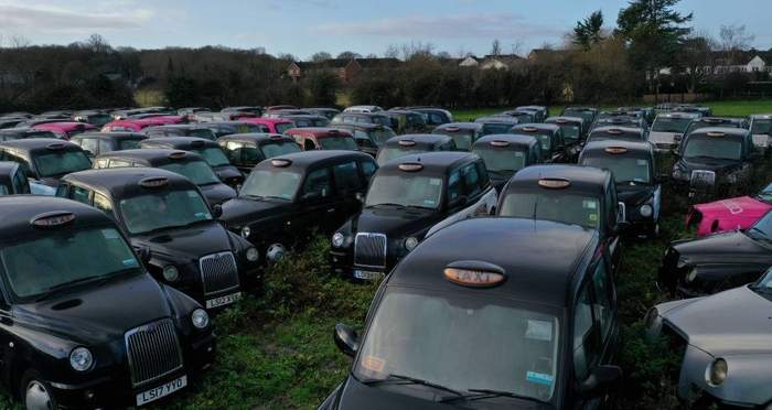 Тысячи лондонских такси стоят без работы на полях (фото) 3