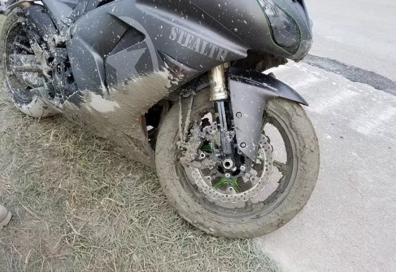 Посреди американского шоссе нашли зацементированный мотоцикл 1