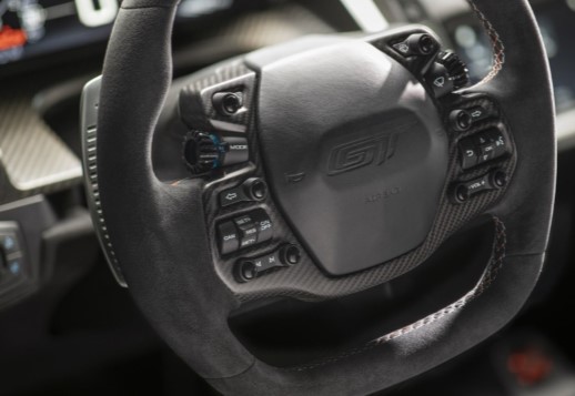 Ford вдохнул в суперкар GT шарм классической модели GT40 3
