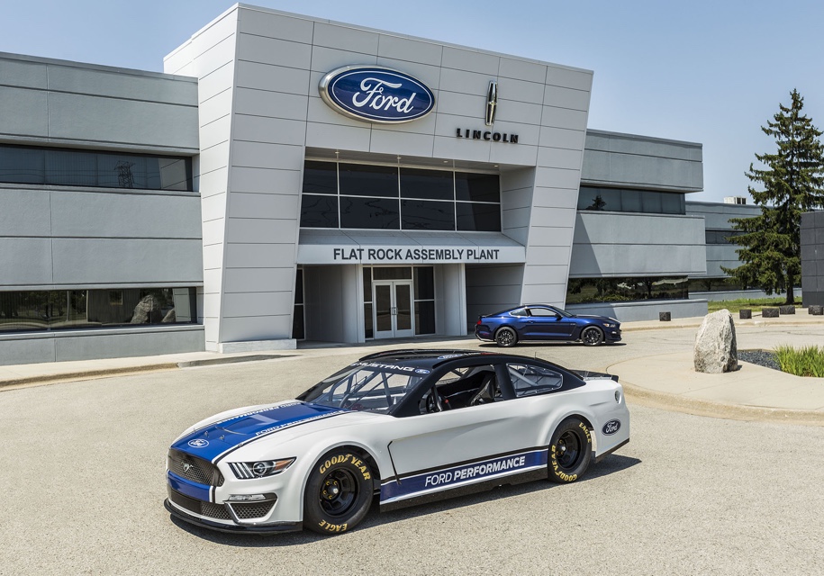 Ford впервые построил Mustang для высшего дивизиона NASCAR 1