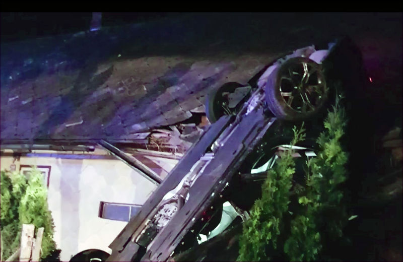 Автомобиль приземлился на крышу здания. Это спасло жизнь водителю и пассажирам 1