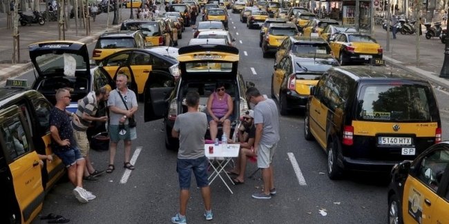 Испанские таксисты перекрыли улицы в знак протеста 1