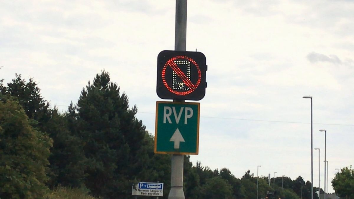 На что способны знаки. Умные дорожные знаки. Дорожный знак Краснодар. Фотографии дорожных знаков в Британии. Суровка дорожный знак.