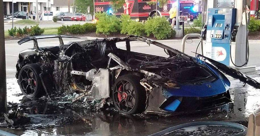 Рассеянный водитель сжег Lamborghini Huracan на АЗС 2