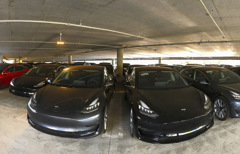 В США найдена загадочная парковка с брошенными Tesla 1