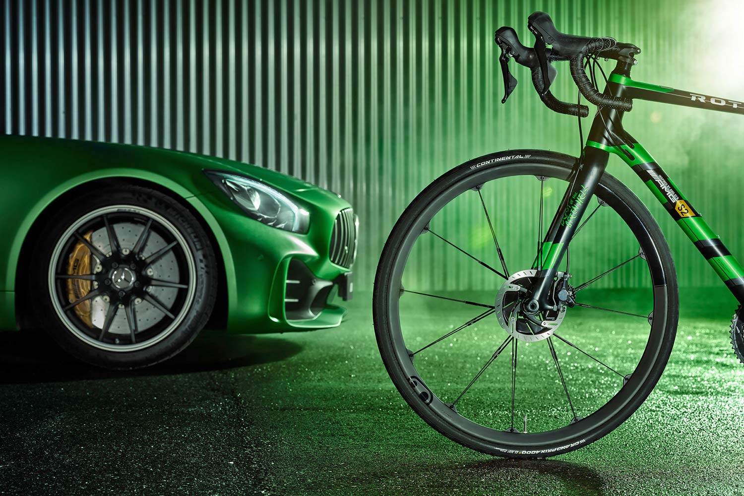 Mercedes-AMG представил карбоновый велосипед 1