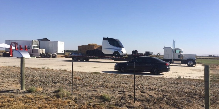 Первое фото грузовика от Tesla 1