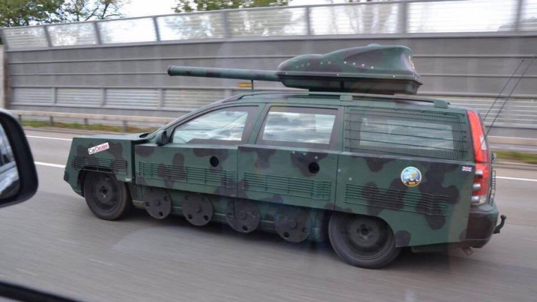 «А вдруг война?»: умелец сделал из своего Volvo танк 1