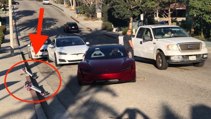 Новый Tesla Roadster «умудрился» сломаться посреди дороги 1