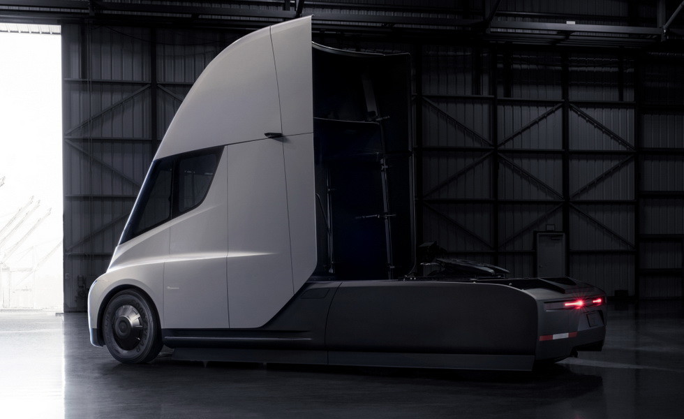 Tesla открыла прием заказов на грузовик Semi в Европе 1