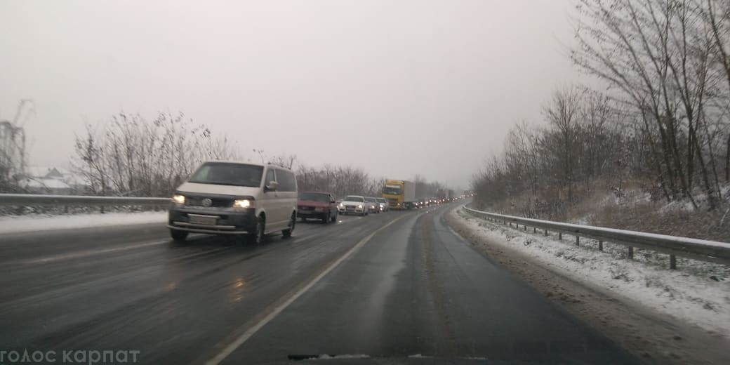 Снегопад парализовал украинские дороги 1