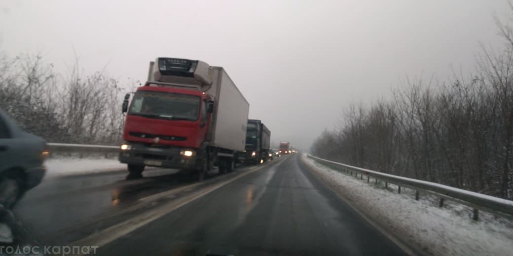 Снегопад парализовал украинские дороги 2