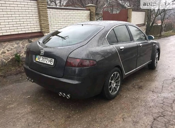 Единственный в мире седан Bugatti продают в Украине 2
